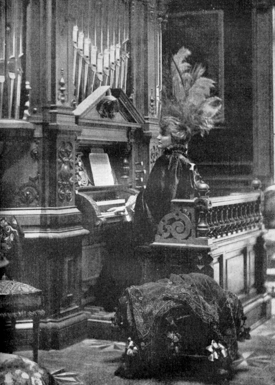 Dronningen af Rumænien spiller orgel, 1904 af Unbekannt