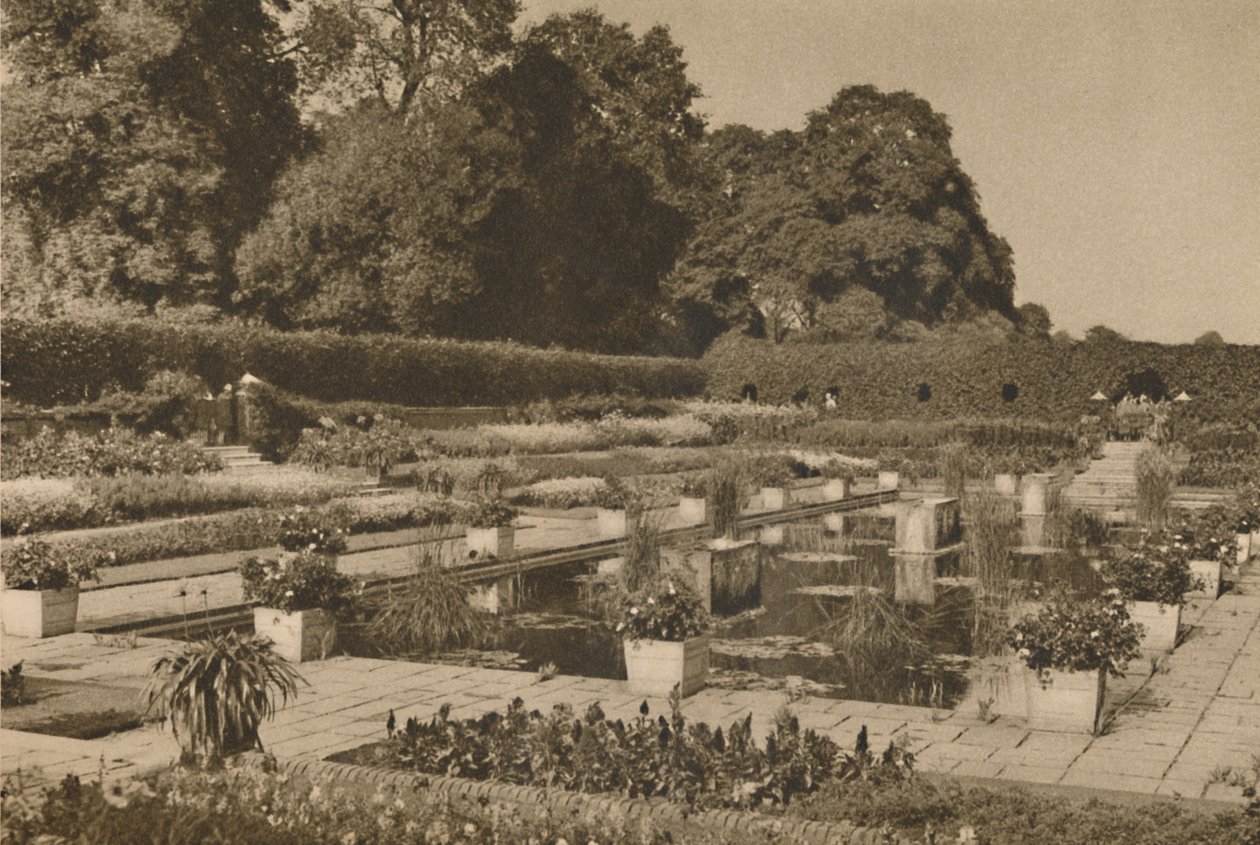 The Quiet of the Dutch Garden ved Kensington Palace bevogtet af låste porte, c1935. af Unbekannt