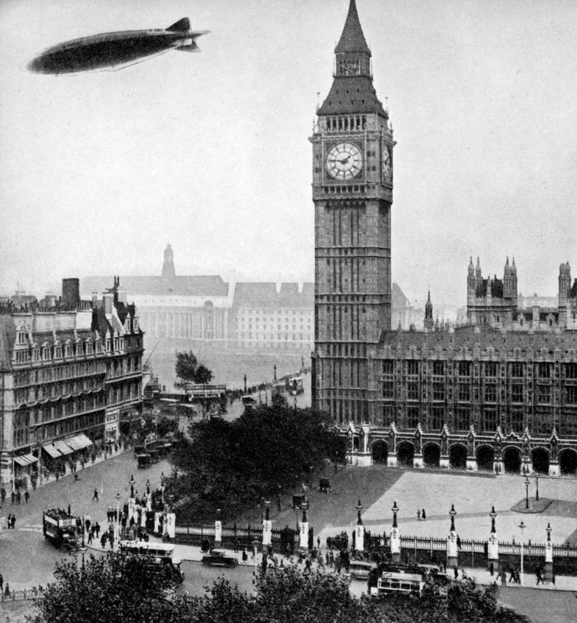 R101 passerer underhuset, 14. oktober 1929 1936 af Unbekannt