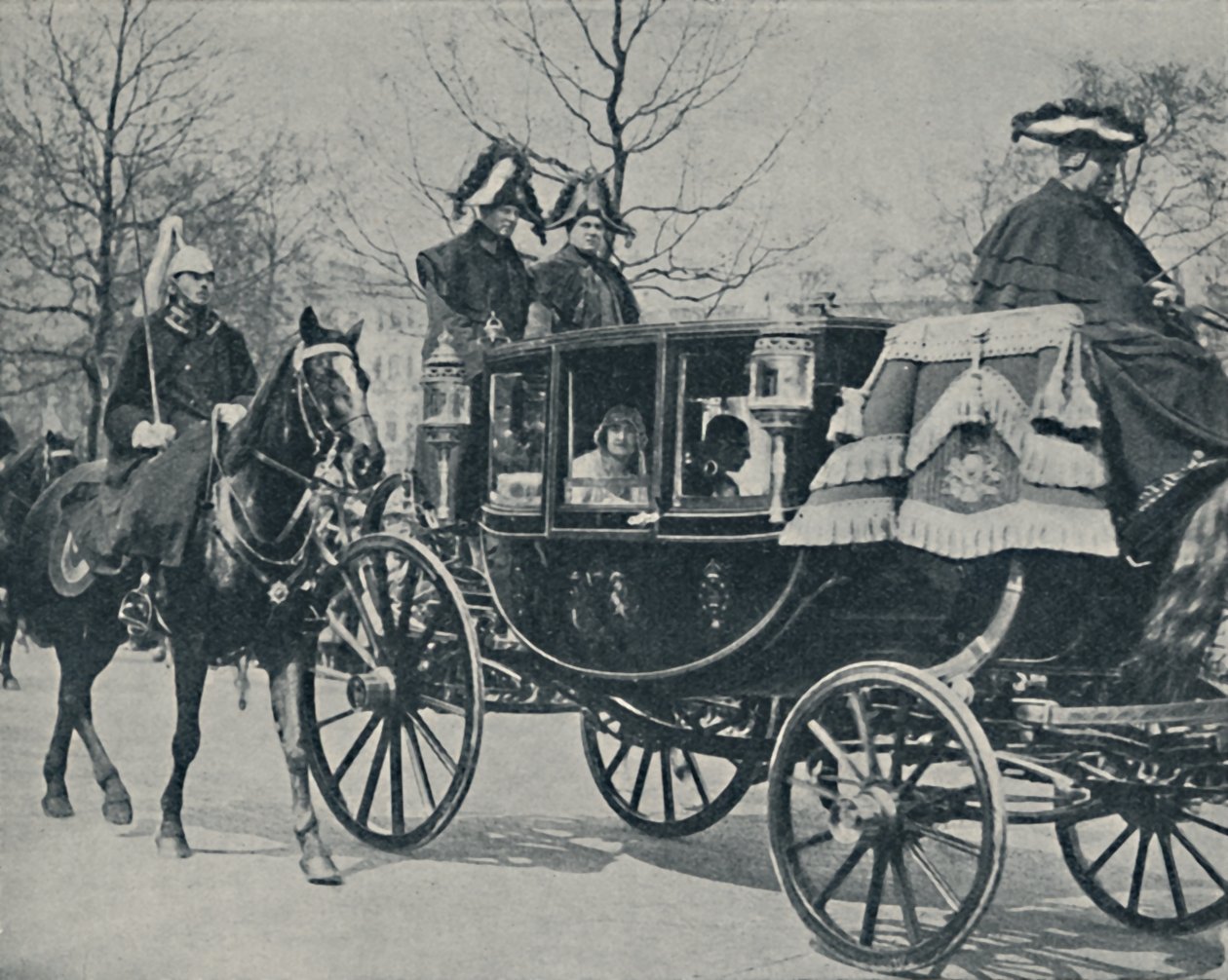Kongeparret vender tilbage fra klosteret, 1923, 1937. af Unbekannt