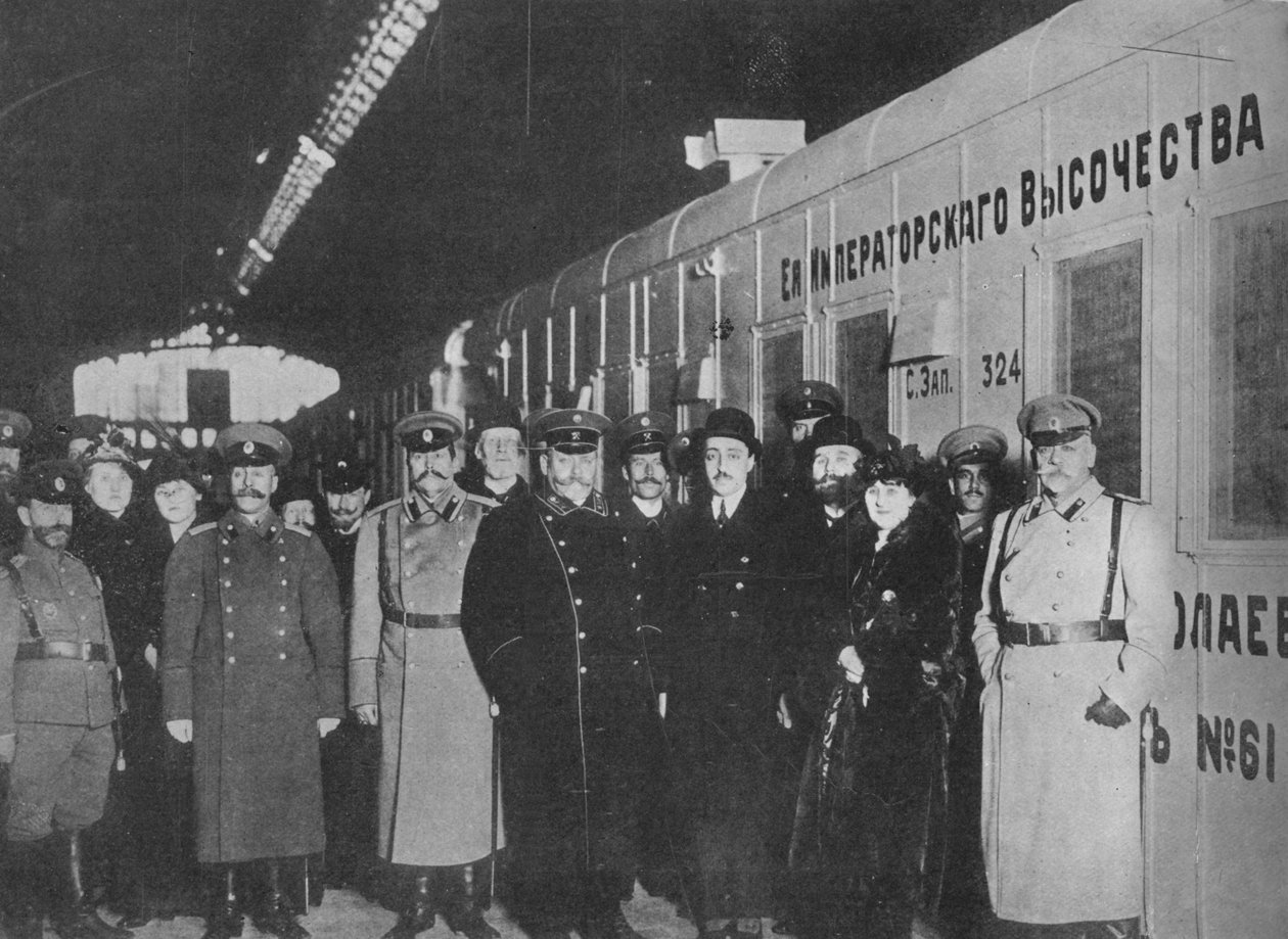 Den russiske krigsminister inspicerer et Røde Kors-tog, der kører til fronten, 1915 af Unbekannt
