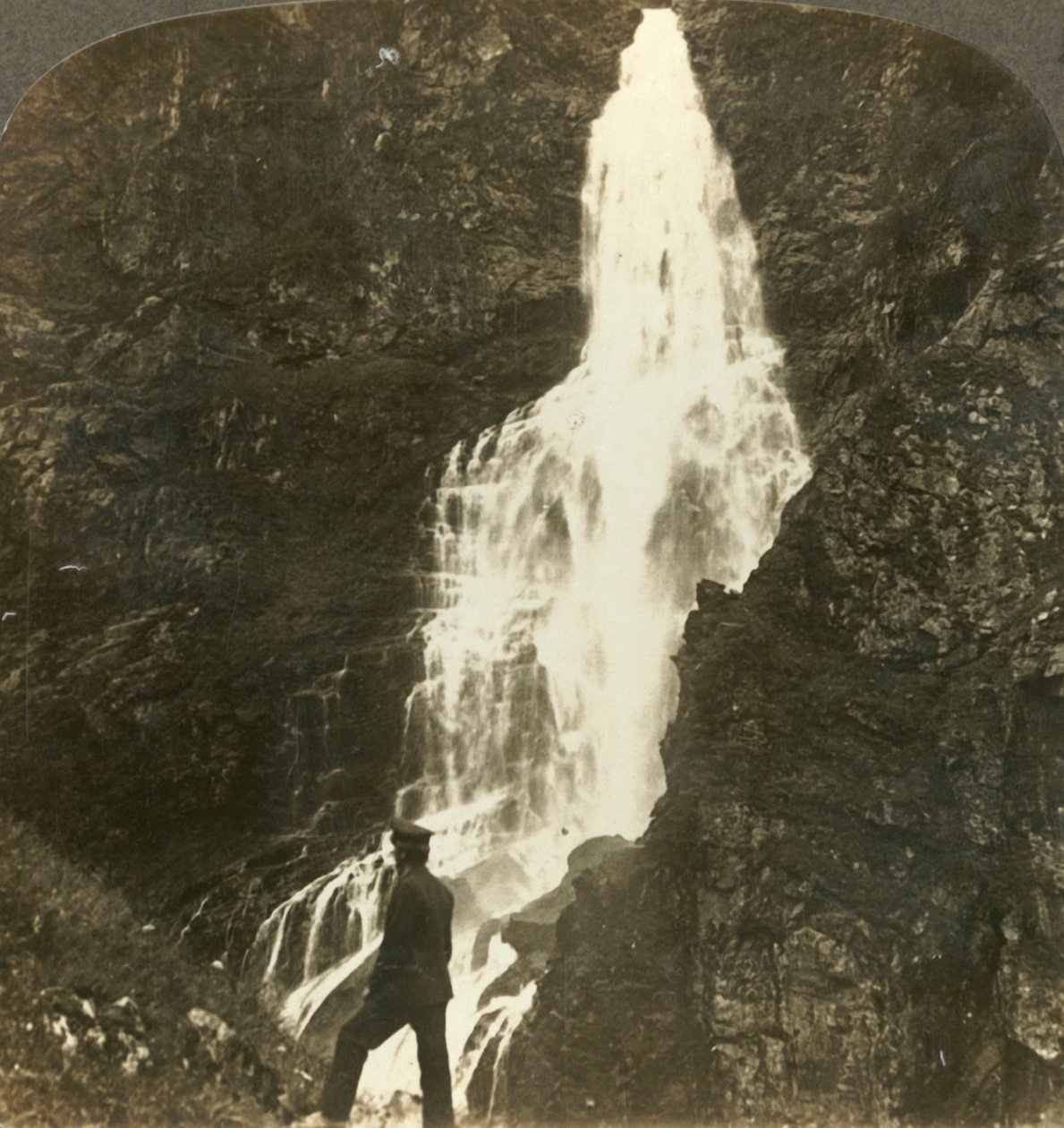 Sevle Falls, sprudlende og sprøjtende, nær Stalheims hotel, Naerodal, Norge, c1905. af Unbekannt
