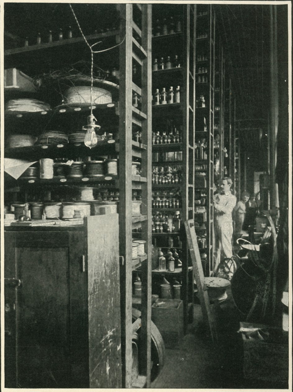 Hylderne i Edisons Laboratory med prøver af ethvert kendt stof, 1902. af Unbekannt