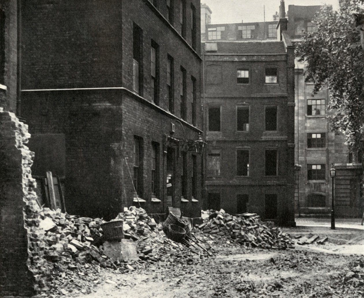 Stedet for porten fra Fetter Lane og de forladte huse, der venter på nedrivning, 1934. af Unbekannt
