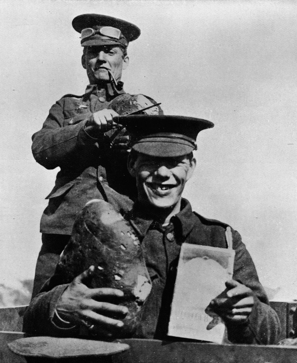 Soldaten og hans rationer: Et fotografi taget i en af de britiske lejre i Frankrig, 1914 af Unbekannt