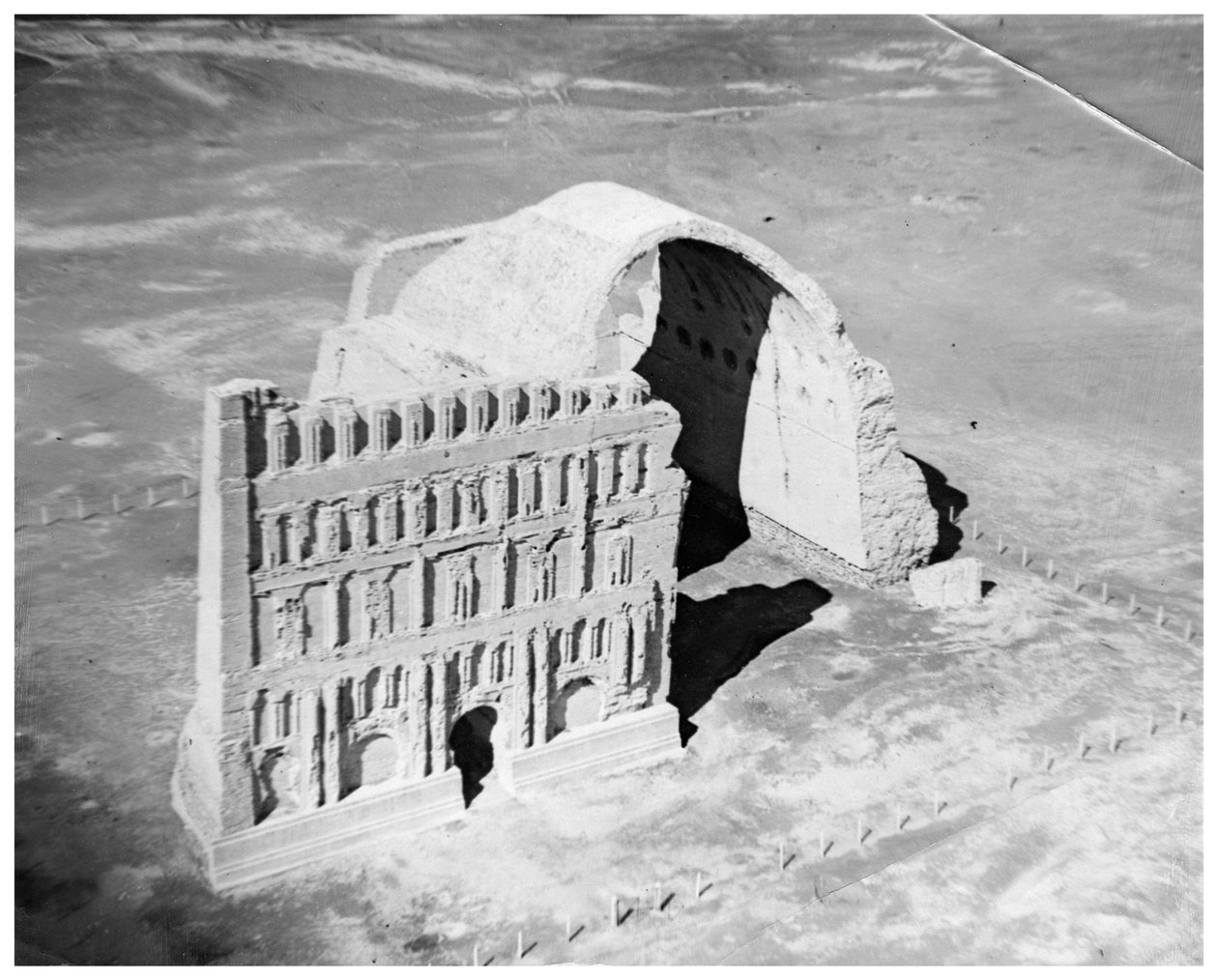 Taq-i Kisra fra luften, Ctesiphon, Irak, 1926 af Unbekannt