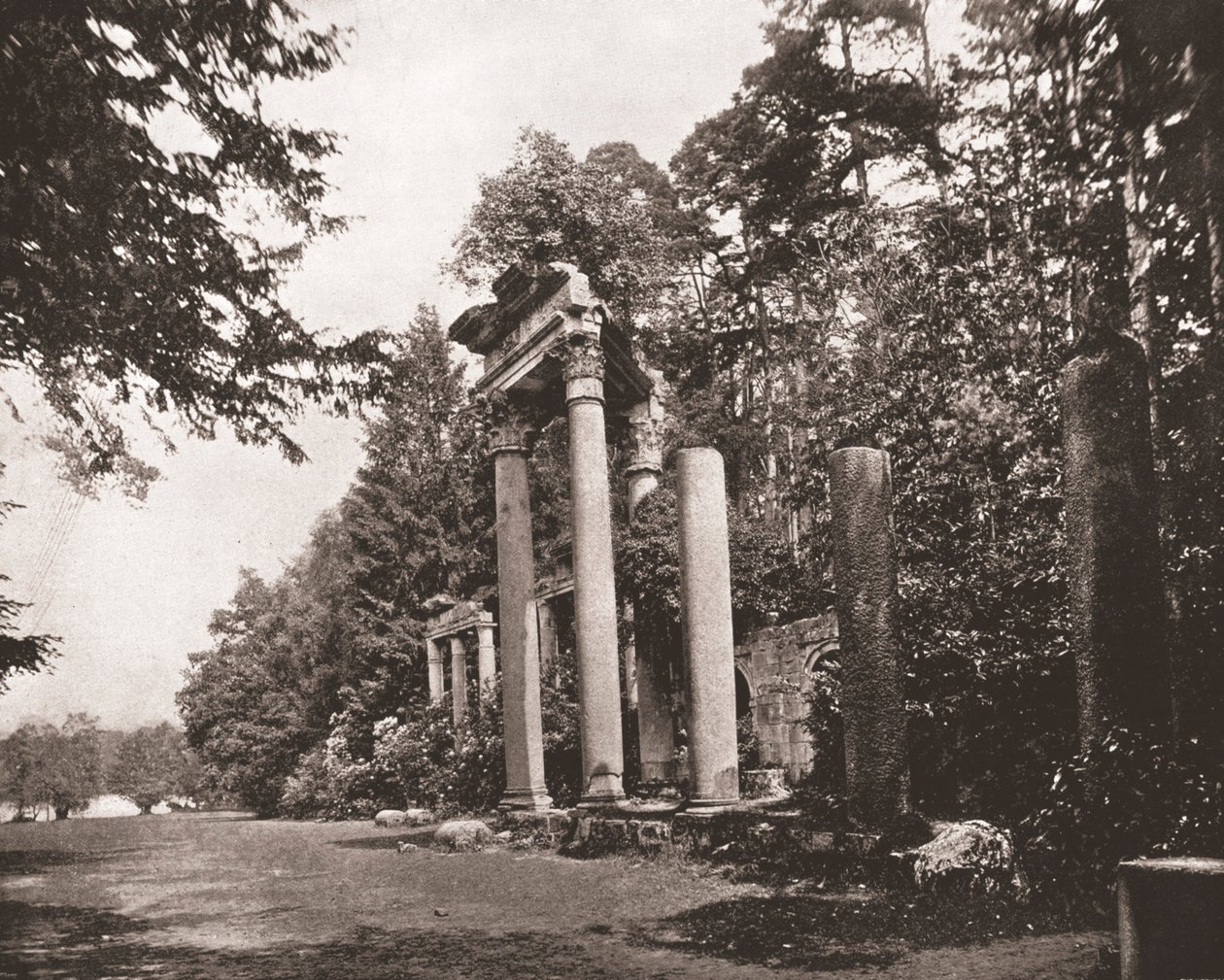 Augustus-templet ved Virginia Water, Surrey, 1894. af Unbekannt