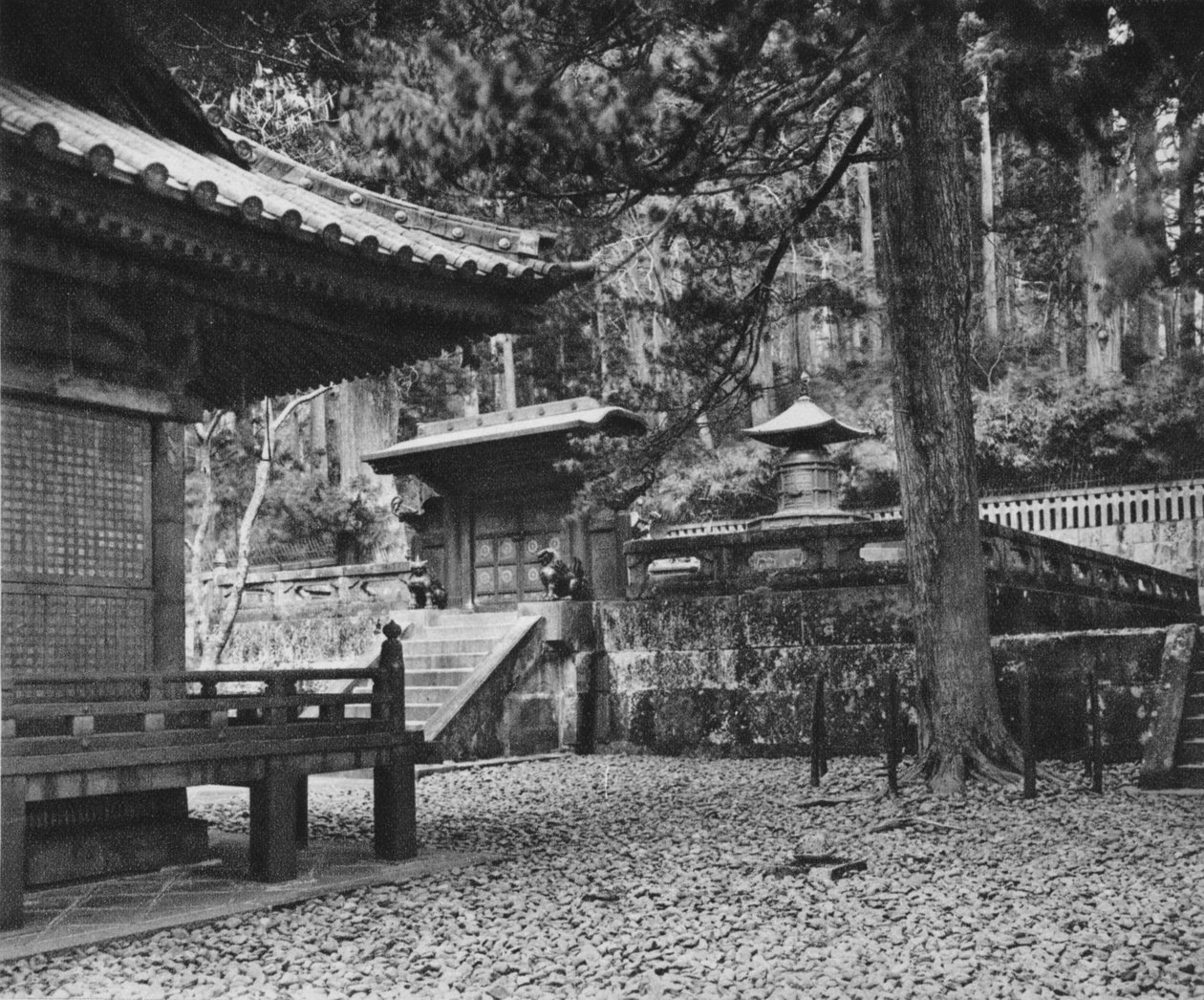 Graven af Ieyasu, grundlæggeren af Tokugawa-dynastiet, i Nikko, 1926 af Unbekannt