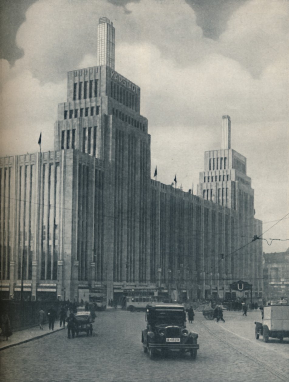 Den tårnflankerede messe af Karstadthaus bygget i et arbejderkvarter, c1935 af Unbekannt