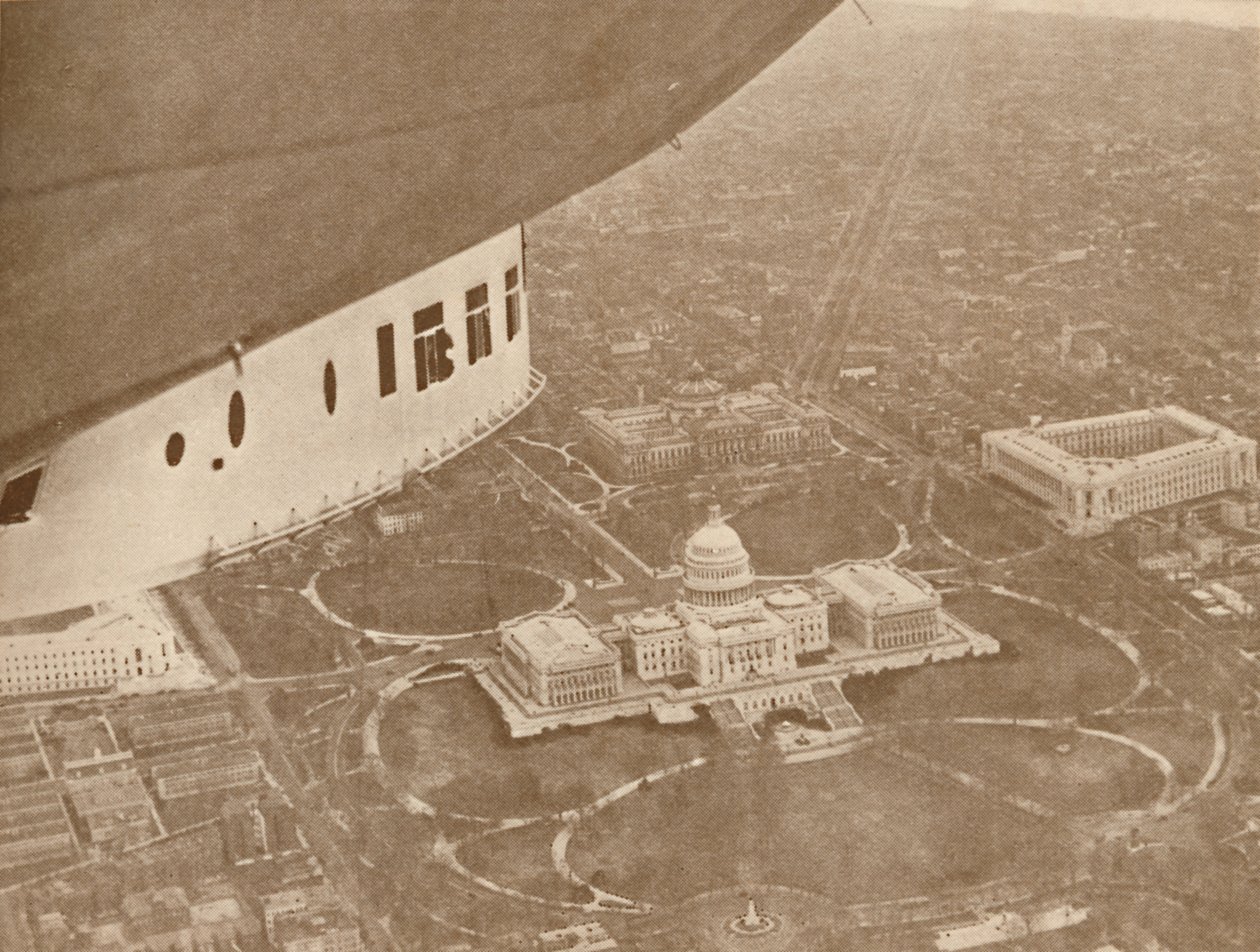 Det amerikanske luftskib Los Angeles på flugt over Washington, 1927 af Unbekannt