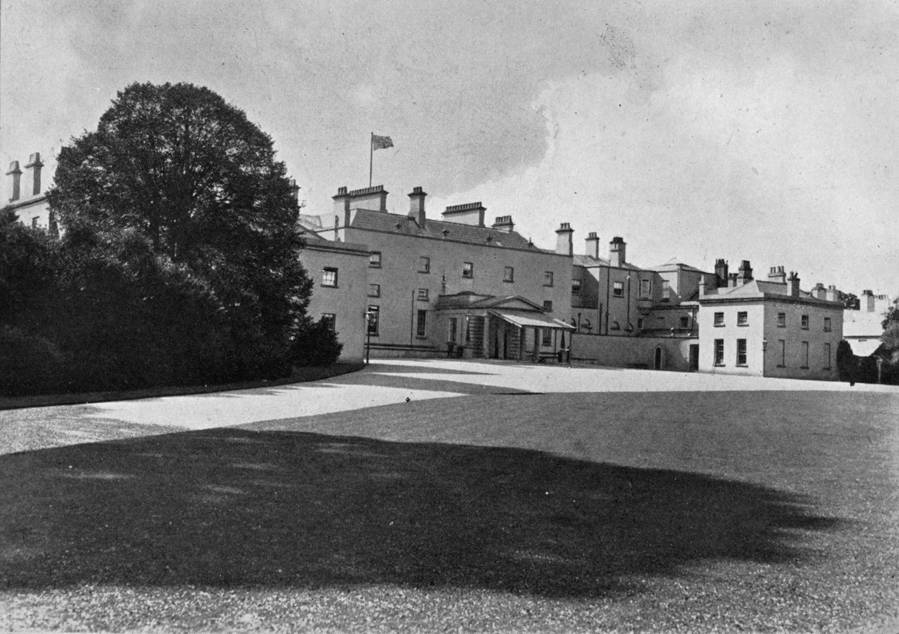 The Vice-Regal Lodge, Dublin, 1945 af Unbekannt