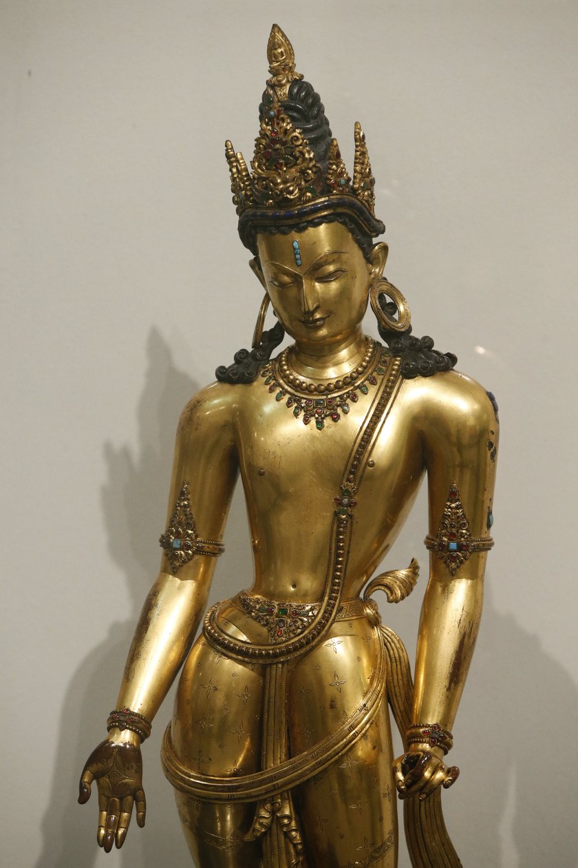 Victoria and Albert Museum. Bodhisattvaen Avalokiteshvara (Padmapani, bærer af lotus). 1300-1400. Malla dynasti. Nepal. Forgyldt kobber med ædel- og halvædelsten. Det Forenede Kongerige af Unbekannt