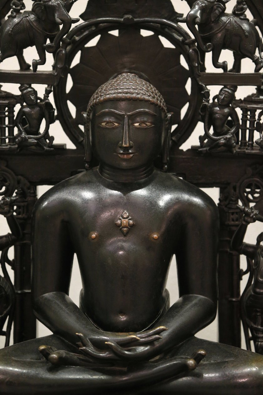 Victoria and Albert Museum. Jina Shantinatha. 1168; bagpladen omkring 1300-1500. Kobberlegering med sølv- og kobberindlæg. Sandsynligvis Vestindien. Det Forenede Kongerige af Unbekannt