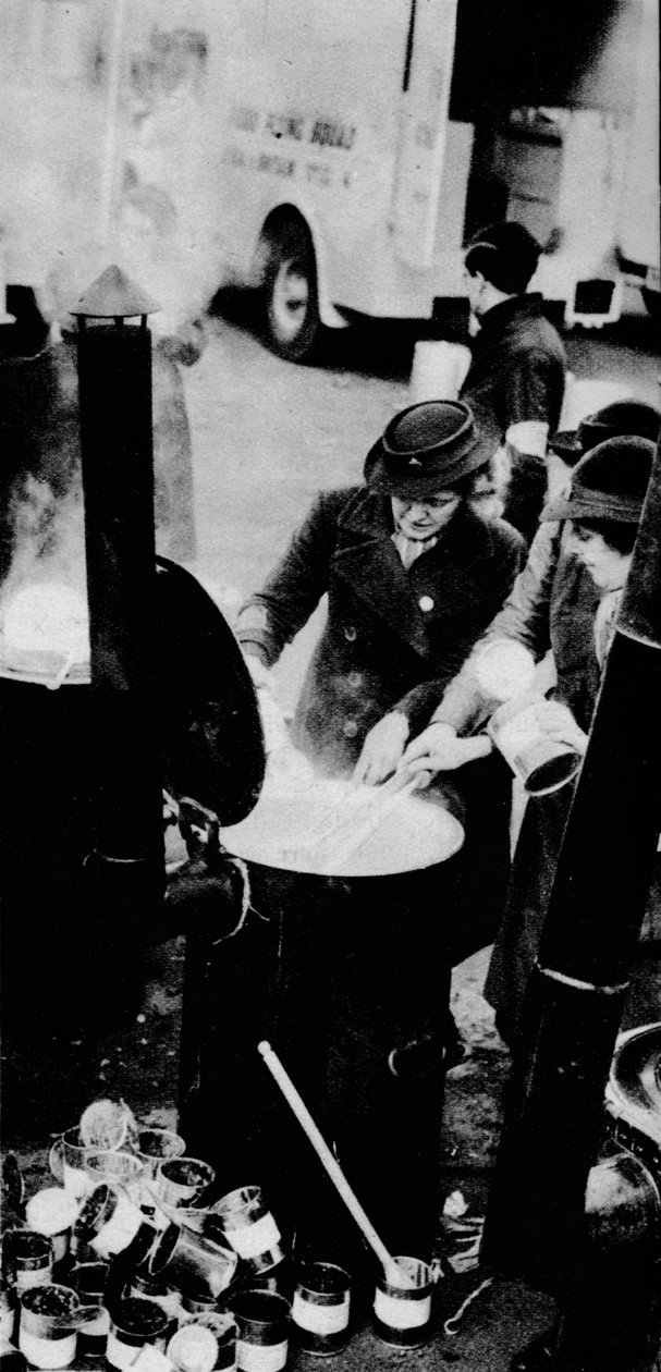 W.V.S. Gjorde mange job. Her er en W.V.S. kvinde, der leder et feltkøkken, c1941 1942 af Unbekannt