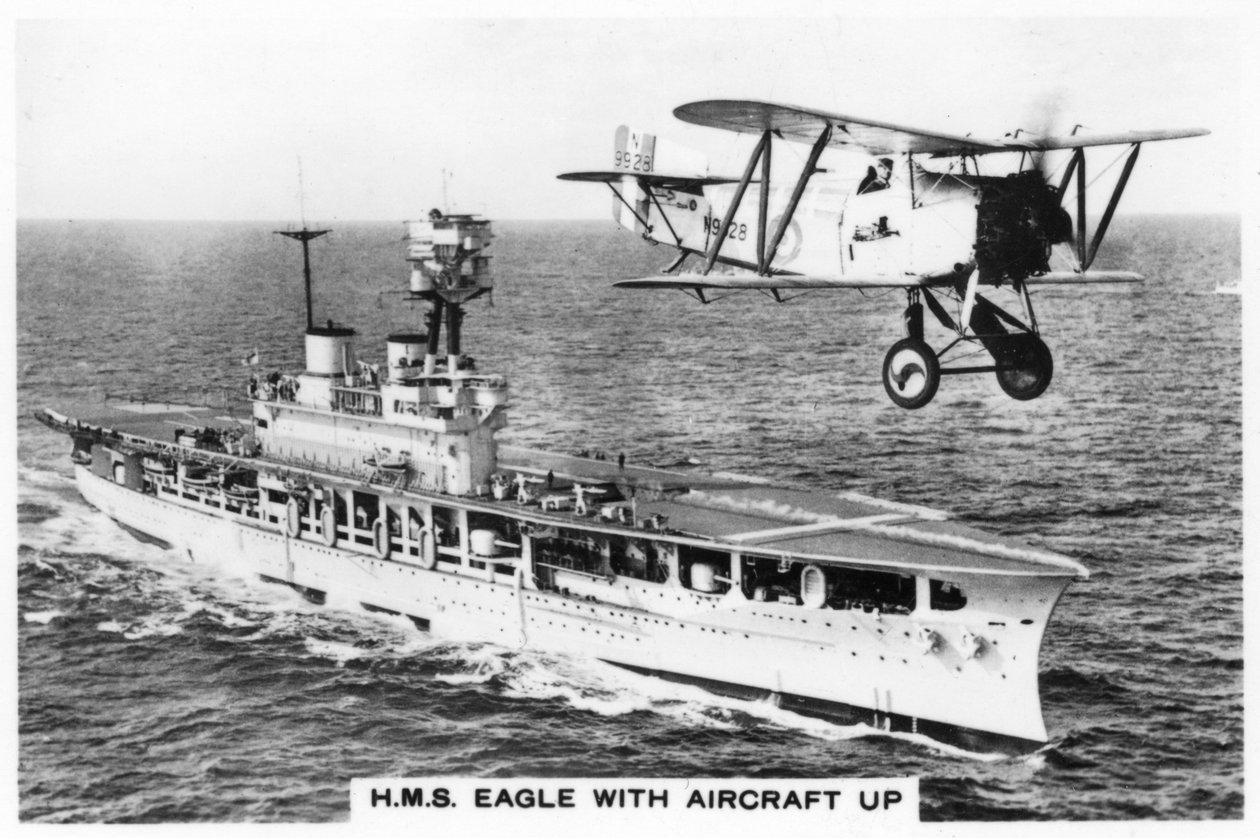 Hangarskibet HMS Eagle og et Fairey Flycatcher-fly, 1937 af Unbekannt
