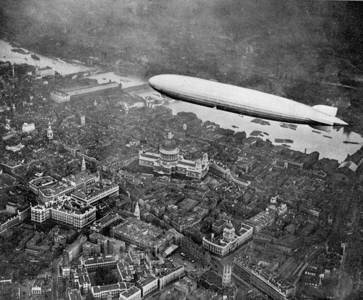 Luftskibet Graf Zeppelin over London, august 1931 1936 af Unbekannt
