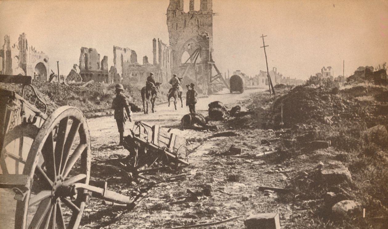 De forslåede rester af Ypres, efter at den sidste granat havde gjort sit værste, viser ruinerne af familien af Unbekannt