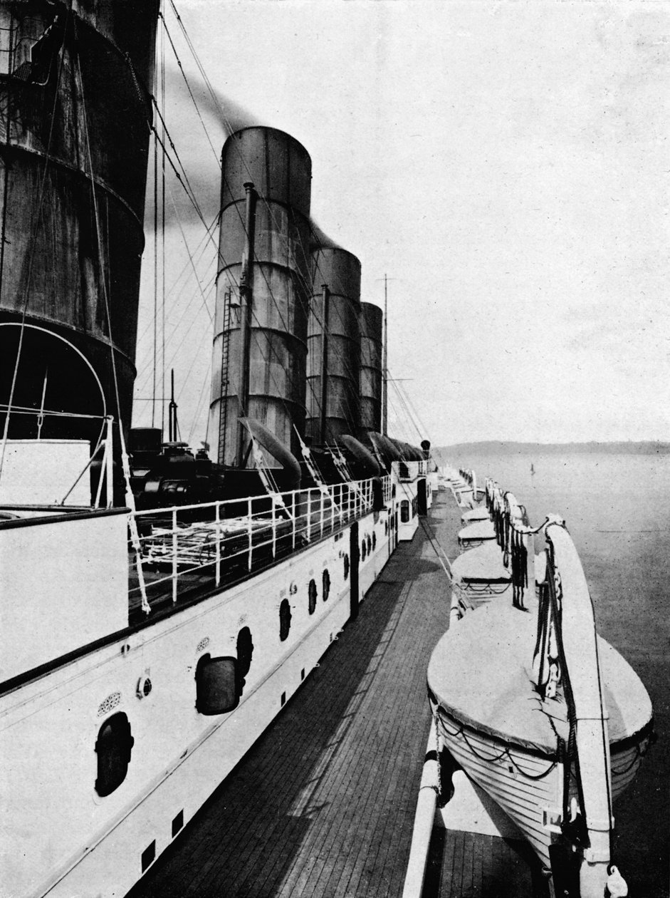 Båddækket på Lusitania, der viser redningsbåde, 1915 af Unbekannt