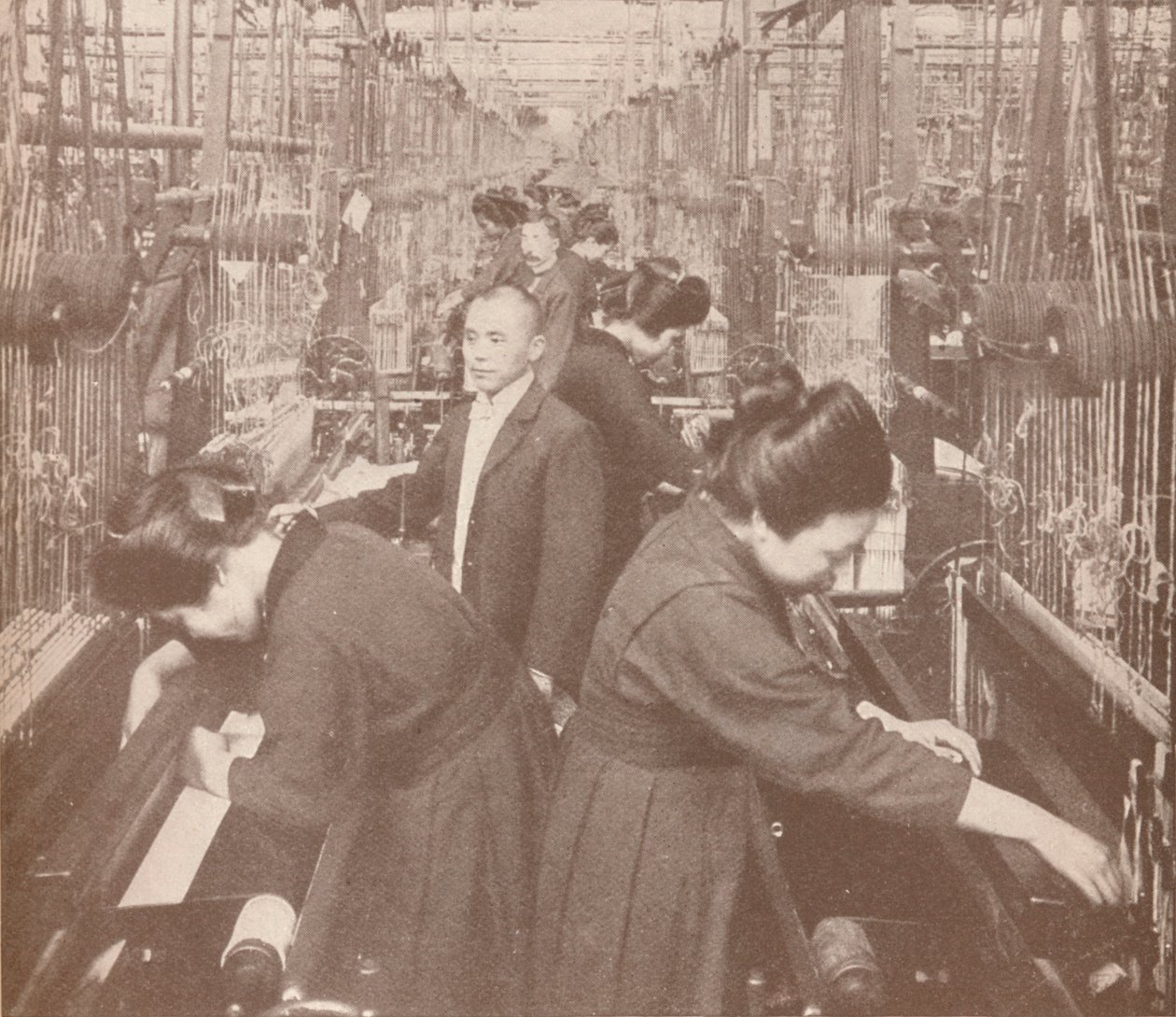 Det travle interiør i en blomstrende silkefabrik i Japan, 1907 af Unbekannt