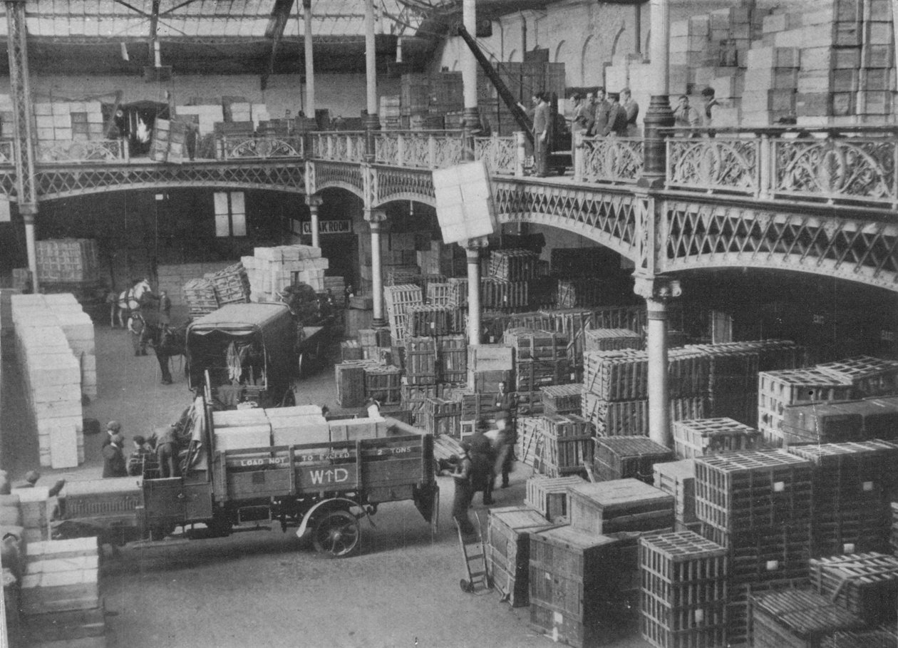 Forsendelsesrummet i en af de store regeringsbutikker, 1915 af Unbekannt