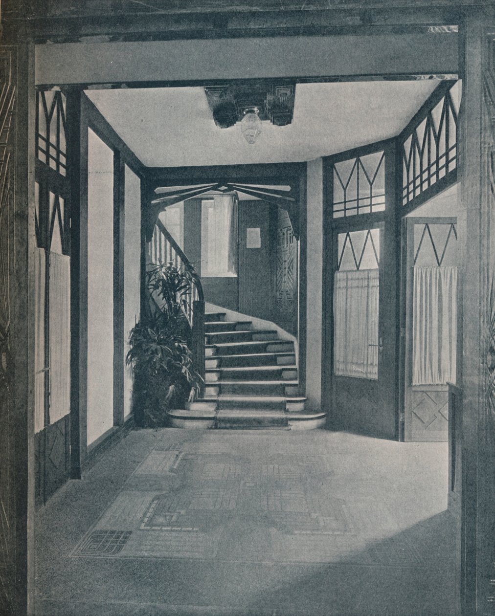 Gulvet og trappen i Behrens House, designet af Peter Behrens, 1901 af Unbekannt
