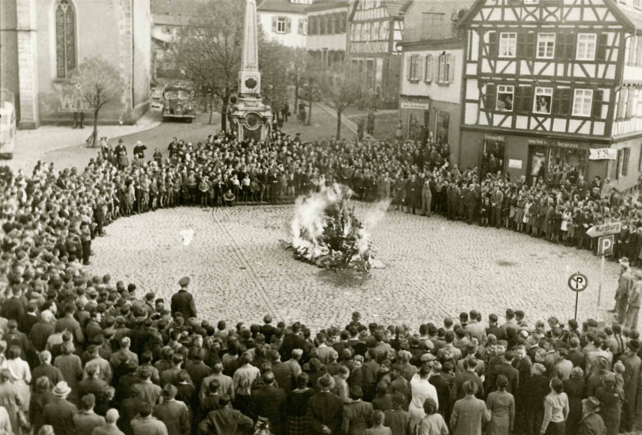 Møblerne og rituelle genstande fra synagogen i Mosbach på byens torv den 10. november 1. af Unbekannt