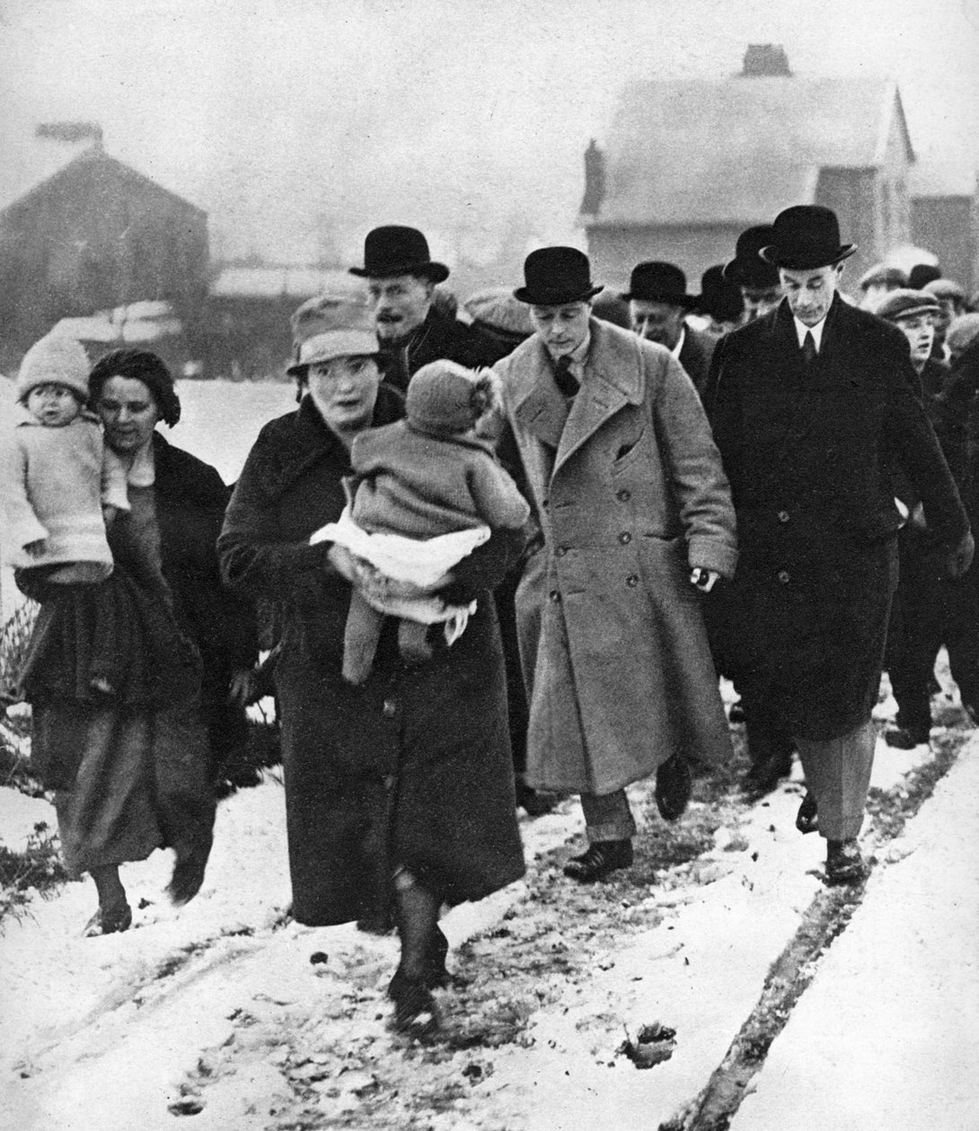 Den fremtidige Edward VIII går i sneen i Winlaton, County Durham, 1929 af Unbekannt