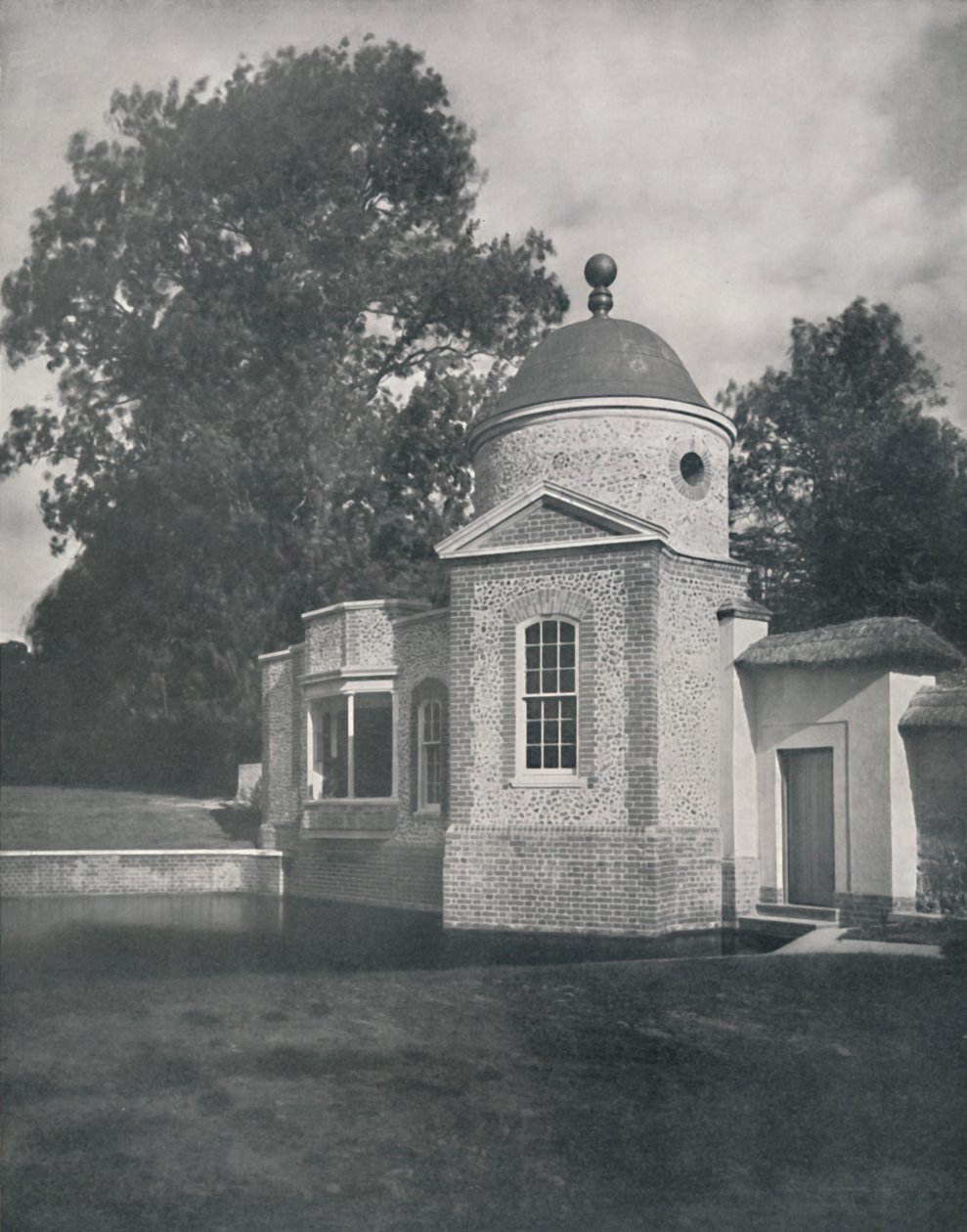 Lysthuset og swimmingpoolen i Biddesden House, Wiltshire, 1933. af Unbekannt