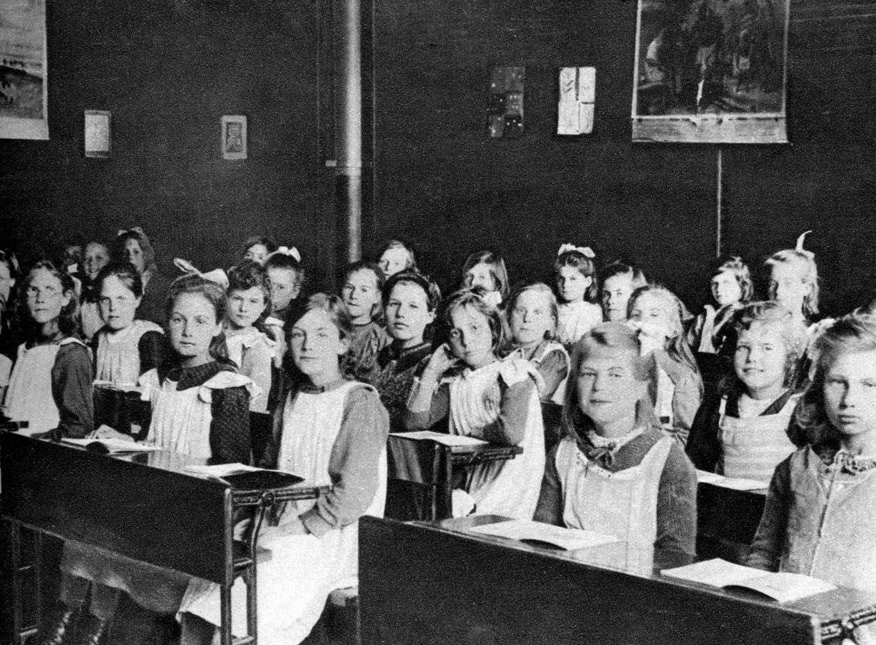 Pigerne, der bor i Dr Barnardos hjem i Barkingside, London, 1926-1927 af Unbekannt