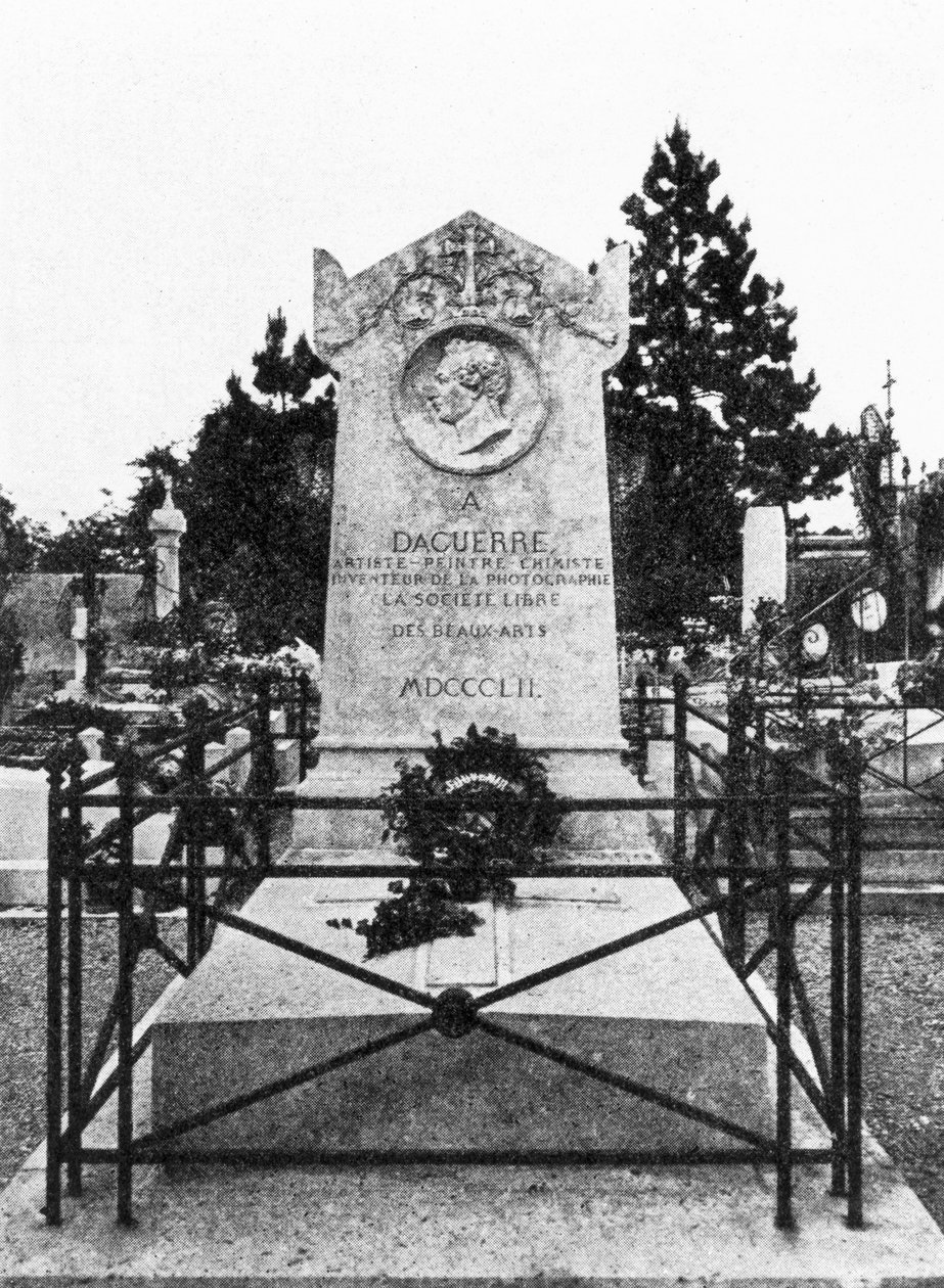 Louis Daguerres gravsten, fransk fotografi-pioner Gravsten i Bry-sur-Marne af Louis Jacques Mande Daguerre (1787-1851) af Unbekannt