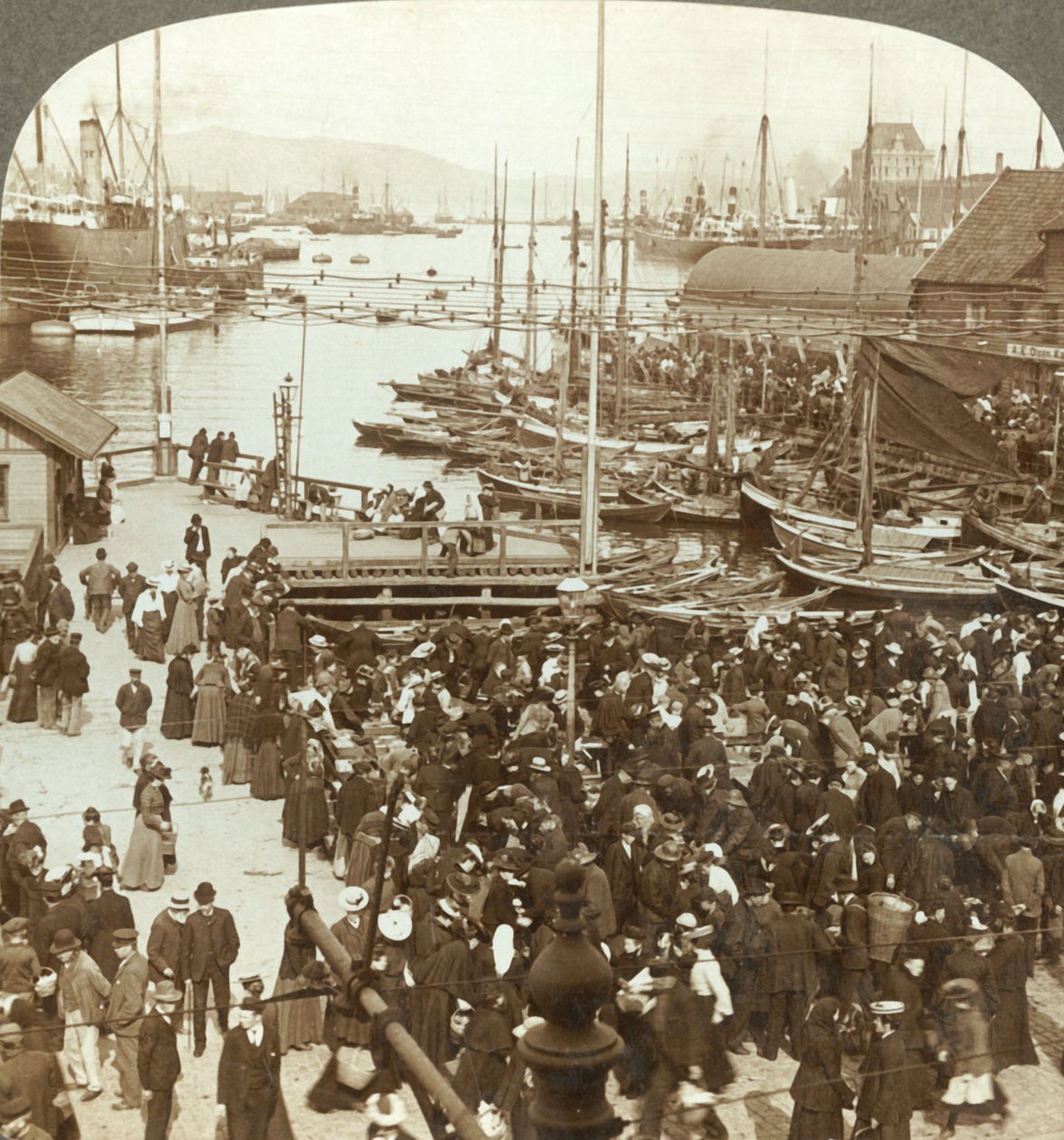 Havnen, N.W. fra markedspladsen i Bergen, Norges største fiskemarked, c1905. af Unbekannt