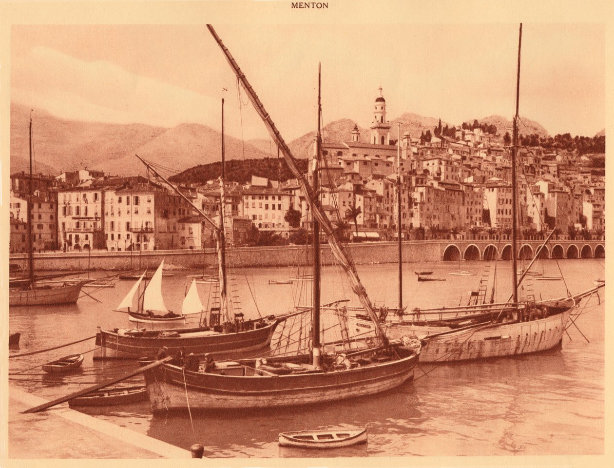 Havnen og den gamle bydel, Menton, 1930. af Unbekannt