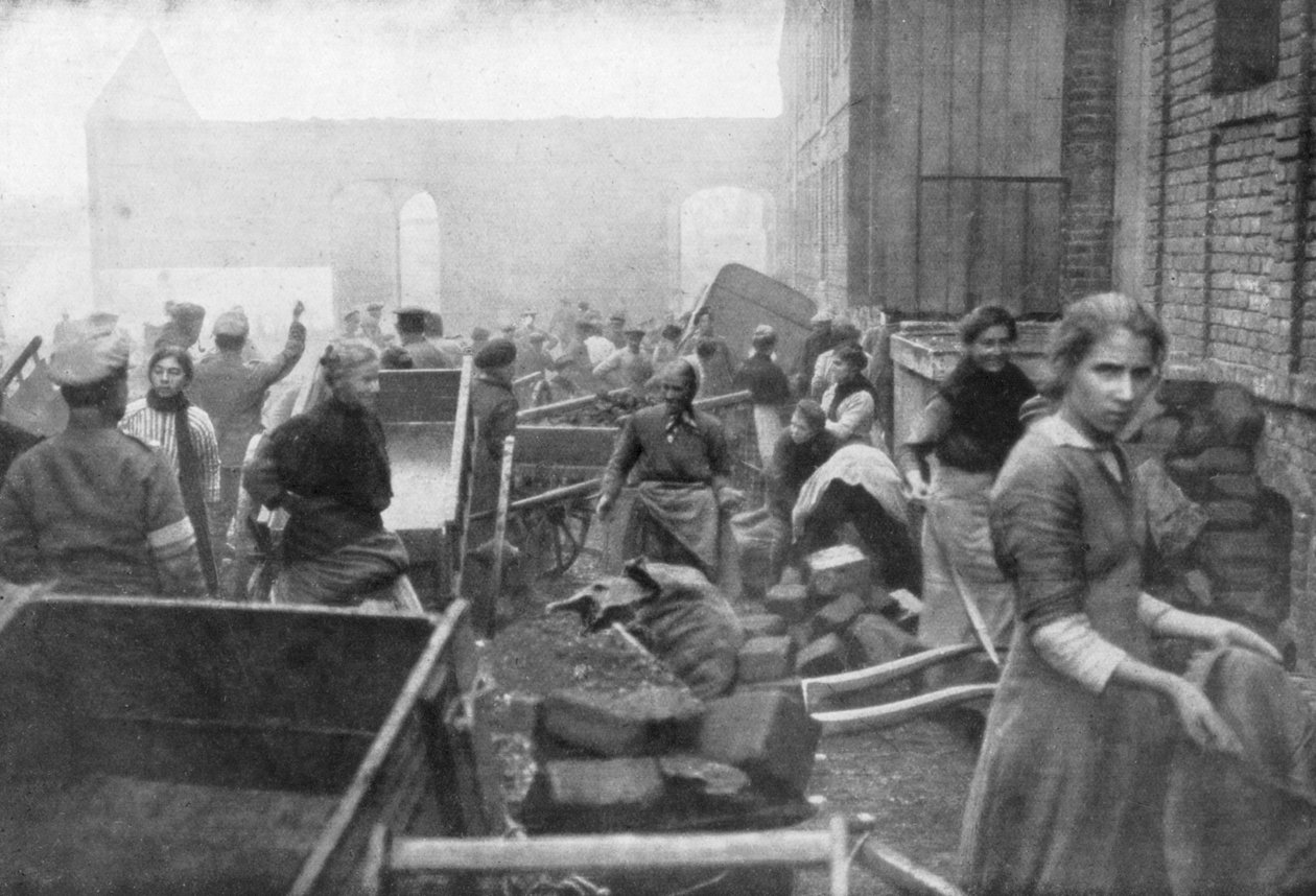 Indbyggerne i Caudry kommer for at søge mad fra den britiske hær, Frankrig, 1918 af Unbekannt