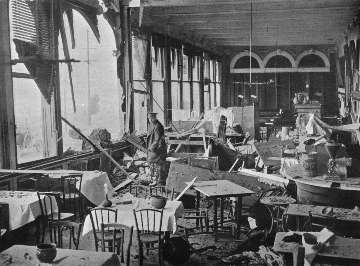 Interiøret af Grand Hotel, der viser skaden forårsaget af bombardementet, 1914 af Unbekannt