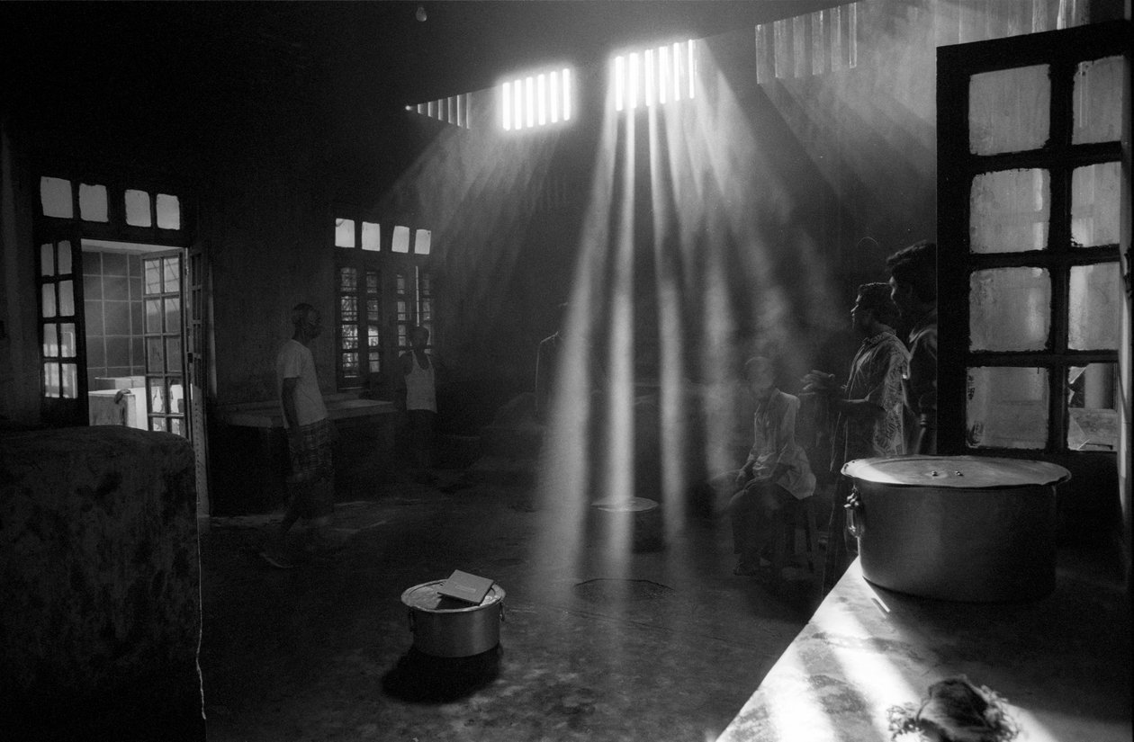 Køkkenet på Mental Hospital, Pabna, i Bangladesh. 1994. Mental Hospital, Pabna er det første hospital af sin art i Bangladesh med en befolkning på omkring 130 millioner. Det blev etableret i 1957 af den daværende civilkirurg i Pabna-distriktet i en lokal af Unbekannt