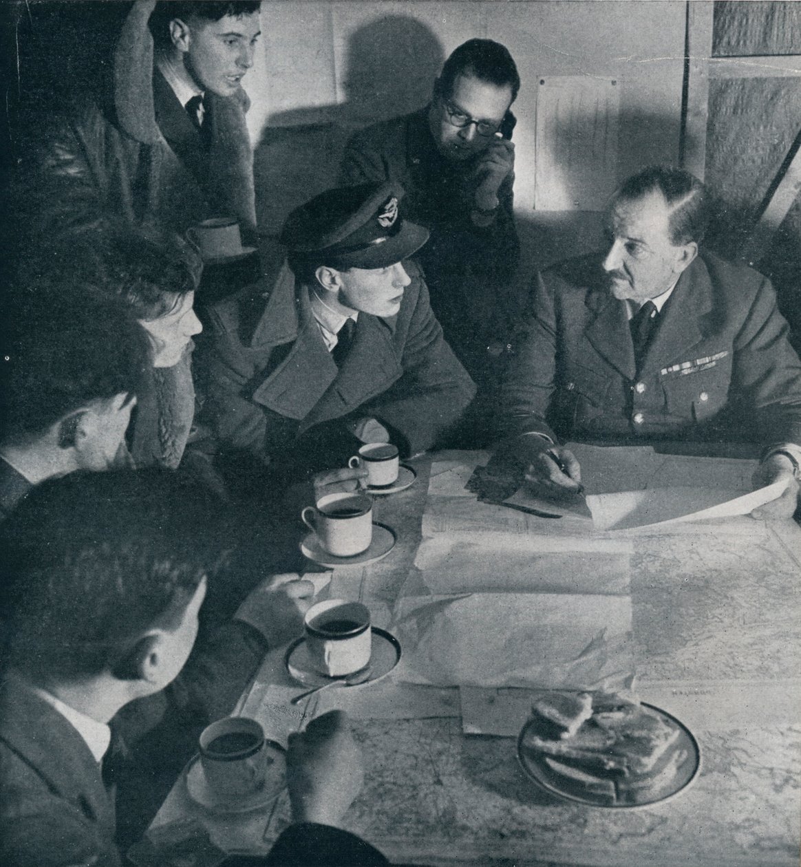 Razziaen er forbi, men besætningens opgave er endnu ikke afsluttet, 1941 af Unbekannt