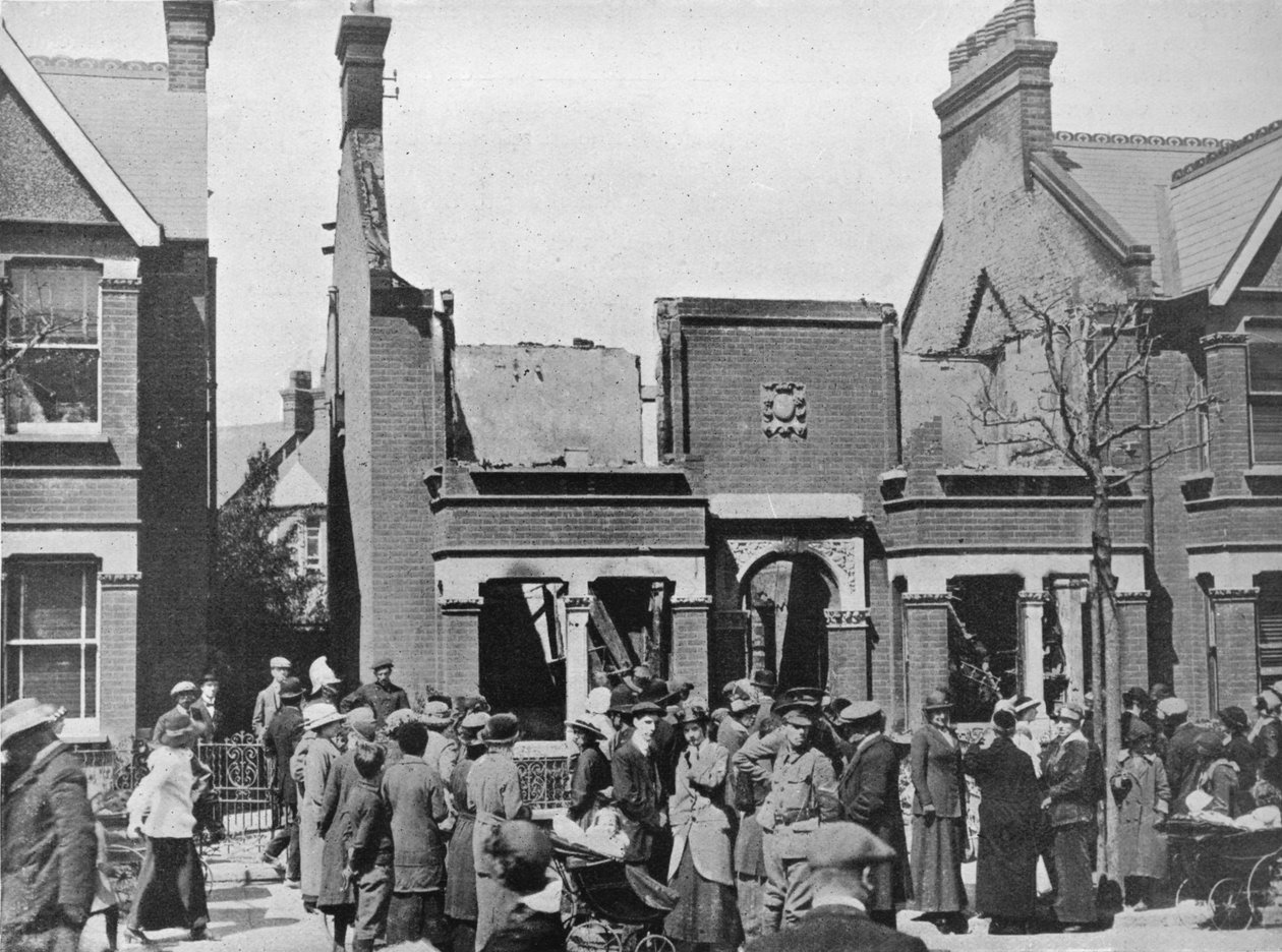 Resultatet af et luftangreb: Et ødelagt hus i Southend, 1915 af Unbekannt
