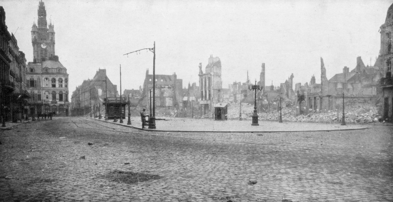 Ruinerne og klokketårnet i Douai, Frankrig, 1918 af Unbekannt