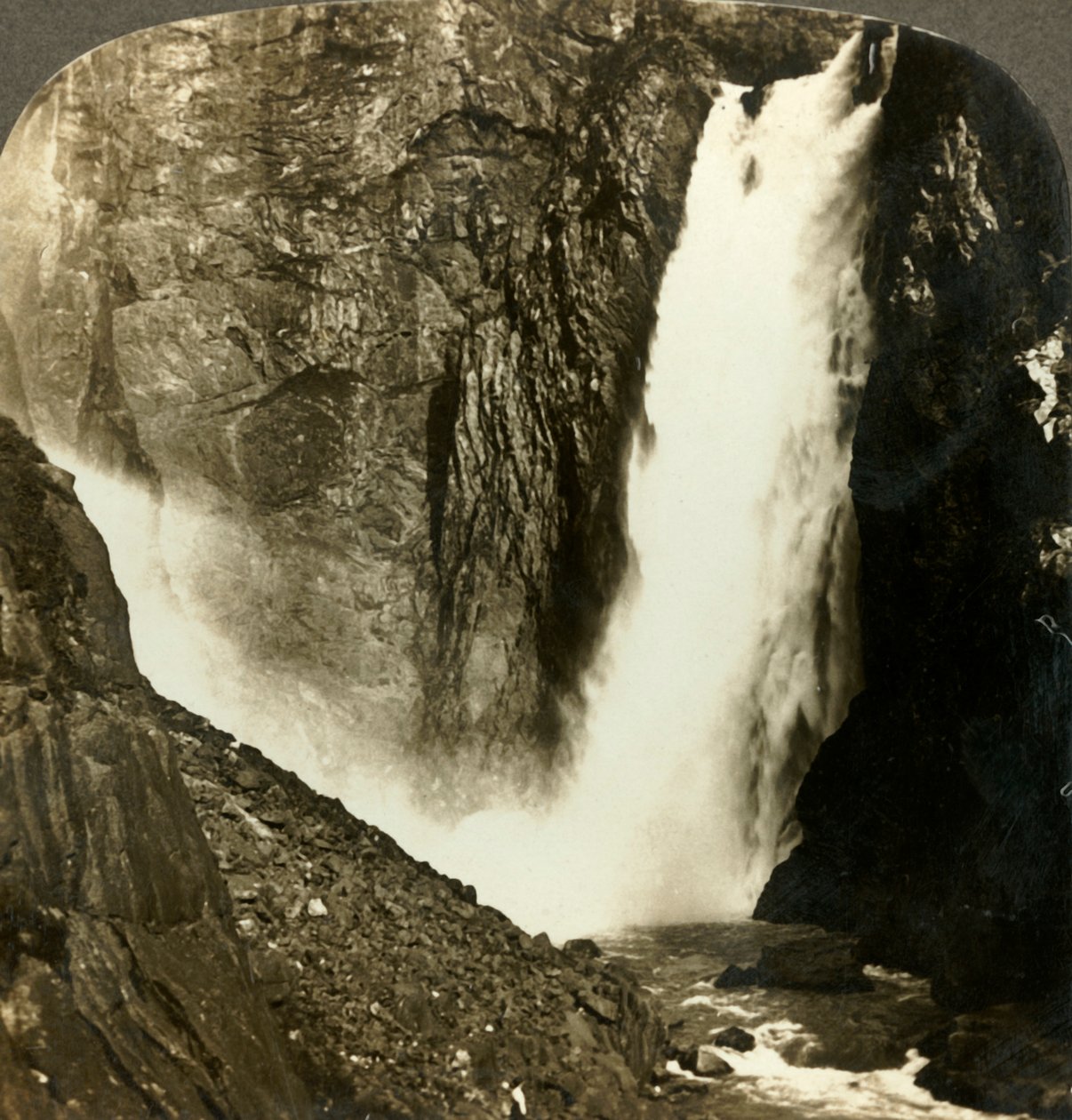 Det sydende vand i det mægtige Voringfos, et af de største vandfald i Norge, c1905. af Unbekannt