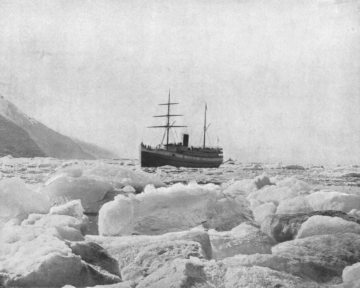 Dampskibet Queen, Glacier Bay, Alaska, USA, c1900. af Unbekannt