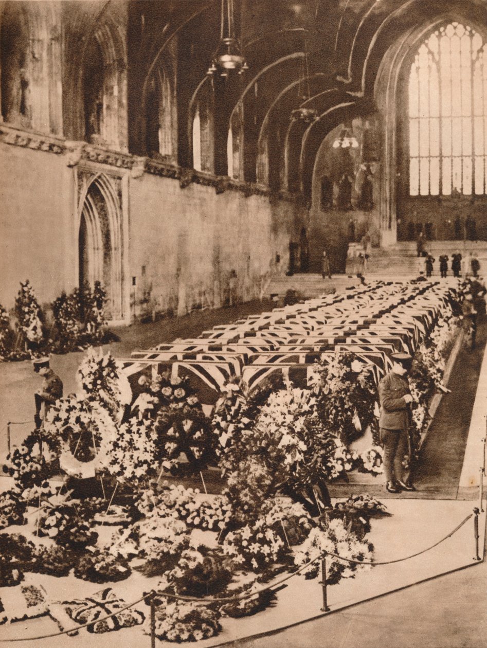 Ofrene for R101 luftskibskatastrofen liggende i staten i Westminster Hall, London, 1930 1935 af Unbekannt
