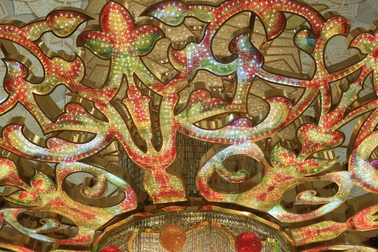 Verdens største lysekrone fra Tyskland lavet af en million Swarovski-krystaller. Sheikh Zayed-moskeen. 1995. Emiratet Abu Dhabi af Unbekannt