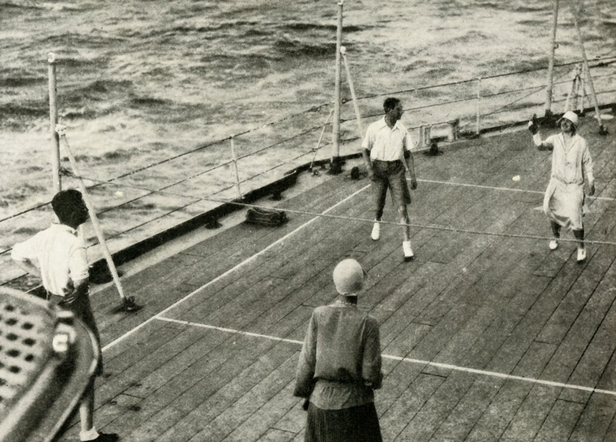 Deres Majestæter, i et spil med dæk på dæk af H.M.S. Berømt, 1927, 1937. af Unbekannt