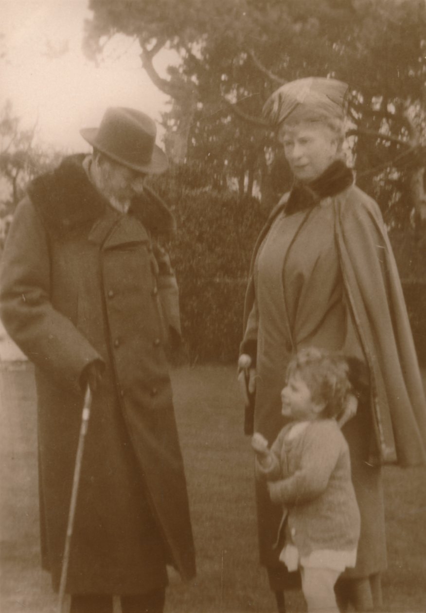 Deres Majestæter Kongen & Dronningen med prinsesse Elizabeth i Craigweil House, Bognor, c1930. af Unbekannt