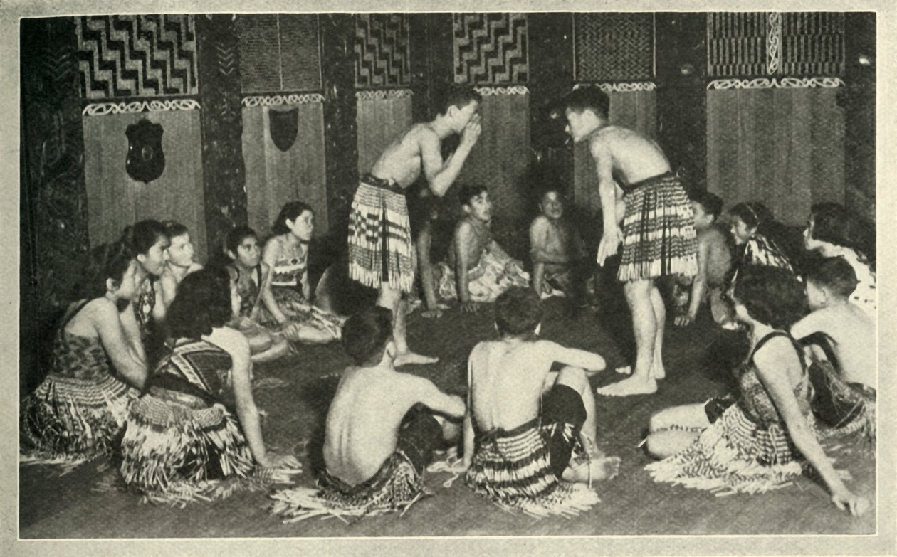 Disse maoribørn på Native School, Whakarewarewa, spiller et håndspil, c1948. af Unbekannt