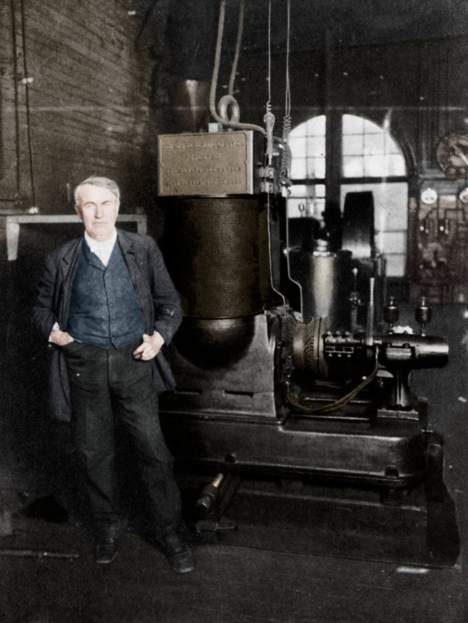 Thomas Alva Edison, amerikansk opfinder, med sin første dynamo til fremstilling af elektrisk lys, 1880