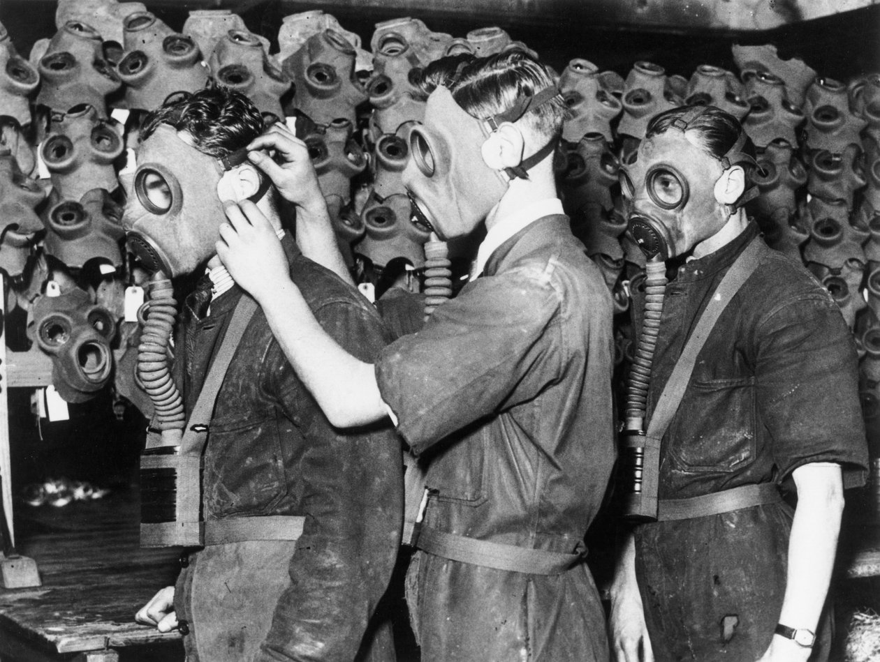 Tre mænd iført gasmasker, ca 1930