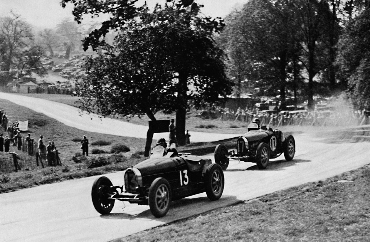 Spændende løb i landdistrikterne i England: Bugattis at Donington, 1937 af Unbekannt