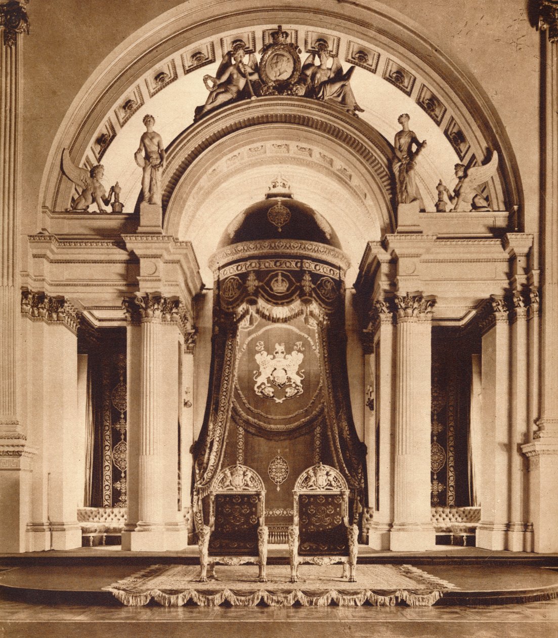 Troner i balsalen i Buckingham Palace, 1935 af Unbekannt