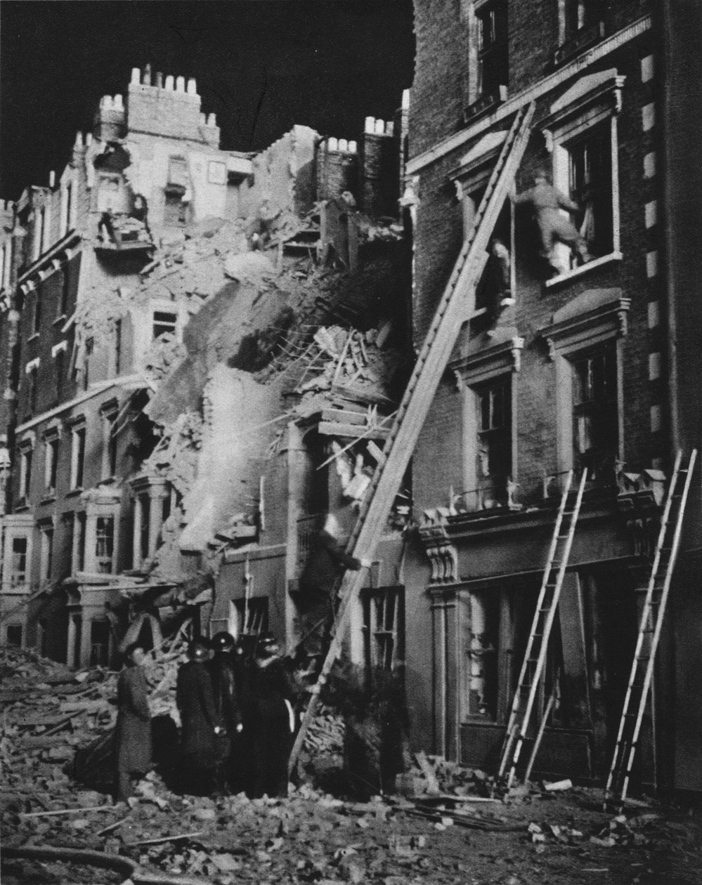 Gennem den lange nat redningsmændene på arbejde, søger, hjælper i sikkerhed, 1941 1942 af Unbekannt